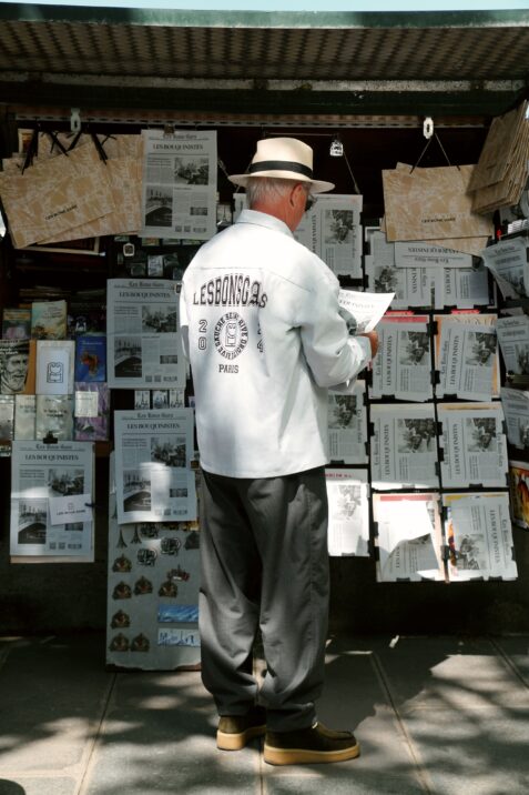 Mannequin lisant un journal