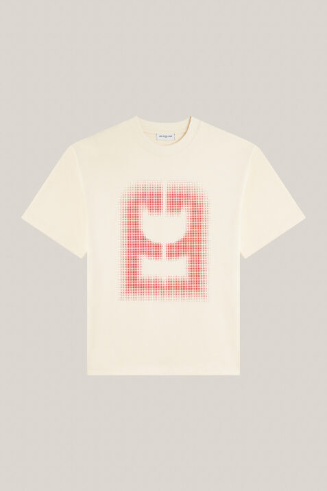 t-shirt beige avec un logo rouge devant